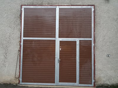 Zateplená vrata s integrovaními dveřmi - dílna údržby